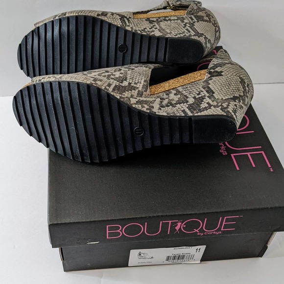 Corky's Sunburst Taupe Snakeskin Pattern Wedge Bootie Sandals Size 11 NWT (Box) - Picture 5 of 7